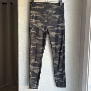 Athleta Ultimate 7/8 Tight Womens XS Leggings Grey Camo High Rise RN54023